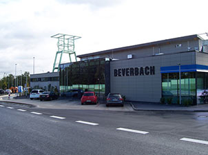 Außenansicht auf die Autobahnraststätte Beverbach